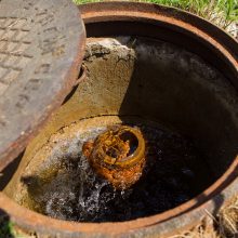 Visą savaitę iš hidranto bėga vanduo, nes taip reikia?