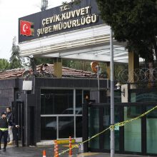 Stambule policija nušovė dvi jos būstinę atakavusias moteris