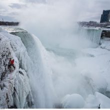 Kanados alpinistas pirmasis istorijoje įkopė į Niagaros krioklį 