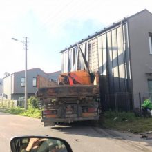 Avarija Vilijampolėje: po susidūrimo su BMW sunkvežimis dar rėžėsi į namo sieną