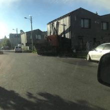 Avarija Vilijampolėje: po susidūrimo su BMW sunkvežimis dar rėžėsi į namo sieną