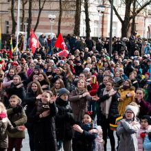 Kovo 11-sios renginiai subūrė šiauliečius: šoko, dainavo ir šildėsi karių arbata