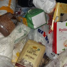 Sargėniškiai pasipiktinę: suaukoti maisto produktai atsidūrė šiukšlių konteineryje