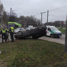 Avarijos atomazga: automobilis ant stogo, vairuotojas – medikų rankose