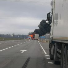 Vaizdas sukrečia: kelyje „Via Baltica“ vilkikas virto ugnies fakelu