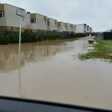 Romainių gyventojai stveriasi už galvų: gatvės virto upėmis, kiemai – ežerais