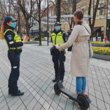 Policija aiškinosi, kaip paspirtukininkai ir dviratininkai laikosi eismo taisyklių