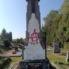 Kėdainiuose raudonais dažais apipaišytas paminklas už Lietuvos laisvę žuvusiems kariams