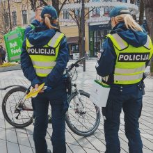 Policija aiškinosi, kaip paspirtukininkai ir dviratininkai laikosi eismo taisyklių