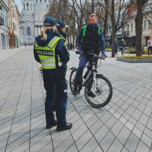 Policija aiškinosi, kaip paspirtukininkai ir dviratininkai laikosi eismo taisyklių