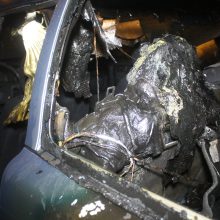 Elektrėnų savivaldybėje padegti automobiliai, gaisras buvo persimetęs į namą