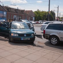 Sujudimas centre: medikai gaivino narkomaną, netoliese susidūrė dvi mašinos