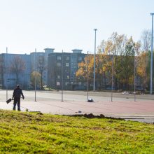 Užkliuvo aplink stadioną tveriama tvora: vaikams teks pėdinti didžiulį ratą