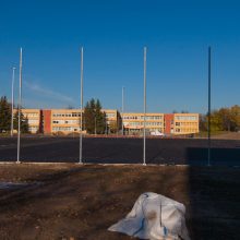 Užkliuvo aplink stadioną tveriama tvora: vaikams teks pėdinti didžiulį ratą