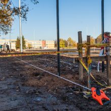 Užkliuvo aplink stadioną tveriama tvora: vaikams teks pėdinti didžiulį ratą