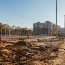 Užkliuvo aplink stadioną tveriama tvora: vaikams teks pėdinti didžiulį ratą