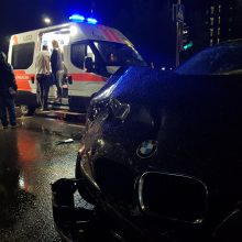 Naktį Savanorių prospekte neišsiteko BMW ir „Škoda“, nukentėjo trys žmonės