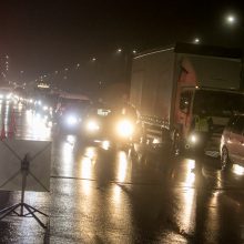 Policija stabdo įvažiuojančius į Kauną: tenka laukti eilėse, o kai kam – ir apsisukti