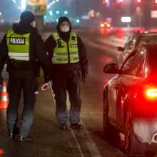 Policija stabdo įvažiuojančius į Kauną: tenka laukti eilėse, o kai kam – ir apsisukti