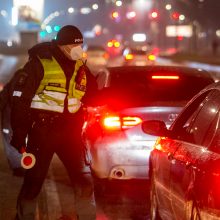 Policija stabdo įvažiuojančius į Kauną: tenka laukti eilėse, o kai kam – ir apsisukti