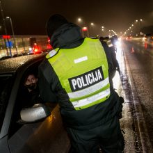 Policija stabdo įvažiuojančius į Kauną: tenka laukti eilėse, o kai kam – ir apsisukti