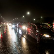 Policija stabdo įvažiuojančius į Kauną: tenka laukti eilėse, o kai kam – ir apsisukti