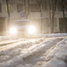 Kauną nuklojo baltas sniego patalas, vairavimo sąlygos – sudėtingos