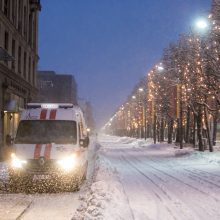 Kauną nuklojo baltas sniego patalas, vairavimo sąlygos – sudėtingos