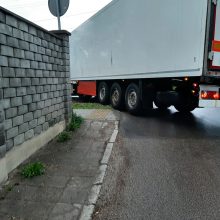 Yra dėl ko pykti: naujai išasfaltuotą gatvę nuolat laužo sunkiasvoriai automobiliai