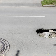 Nesulaukdami, kol bus užtaisyta gatvėje atsivėrusi smegduobė, aleksotiškiai į ją verčia atliekas