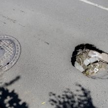 Nesulaukdami, kol bus užtaisyta gatvėje atsivėrusi smegduobė, aleksotiškiai į ją verčia atliekas