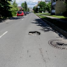 Nesulaukdami, kol bus užtaisyta gatvėje atsivėrusi smegduobė, aleksotiškiai į ją verčia atliekas