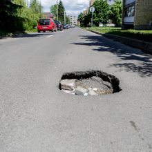 Nesulaukdami, kol bus užtaisyta gatvėje atsivėrusi smegduobė, aleksotiškiai į ją verčia atliekas