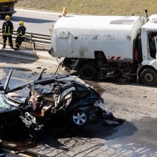 Baisi avarija Vilniuje: susidūrė trys transporto priemonės, žuvo prispaustas BMW vairuotojas