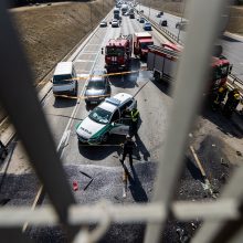 Baisi avarija Vilniuje: susidūrė trys transporto priemonės, žuvo prispaustas BMW vairuotojas