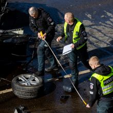 Baisi avarija Vilniuje: susidūrė trys transporto priemonės, žuvo prispaustas BMW vairuotojas