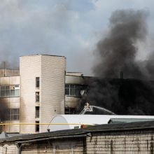 Gaisras „Kauno balduose“: ugniagesiai dar budi, kad ugnis vėl neįsipliekstų