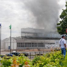 Gaisras „Kauno balduose“: ugniagesiai dar budi, kad ugnis vėl neįsipliekstų