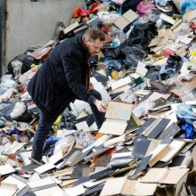 Kaip senovinės universiteto knygos atsidūrė atliekų konteineryje?