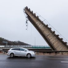 Kleboniškio tilto griūtis: baiminamasi, kad gali dar lūžti, koreguojamos eismo schemos