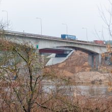 Kleboniškio tilto griūtis: baiminamasi, kad gali dar lūžti, koreguojamos eismo schemos