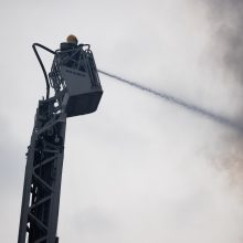 Siaubingas gaisras Viršuliškėse: griuvo užsidegusių butų perdanga, keturi žmonės – ligoninėje