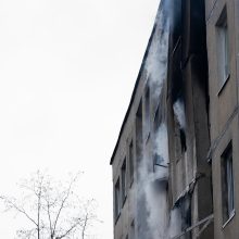 Siaubingas gaisras Viršuliškėse: griuvo užsidegusių butų perdanga, keturi žmonės – ligoninėje