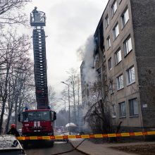 Savivaldybės komisija nusprendė sutvirtinti degusį Viršuliškių daugiabutį