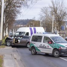 Vilniuje – žiauri prieš eismą važiavusio BMW kaktomuša su mikroautobusu: sužaloti du žmonės