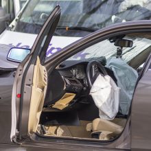 Vilniuje – žiauri prieš eismą važiavusio BMW kaktomuša su mikroautobusu: sužaloti du žmonės