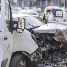 Vilniuje – žiauri prieš eismą važiavusio BMW kaktomuša su mikroautobusu: sužaloti du žmonės