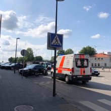 Netoli Kauno pilies – skaudi avarija: motociklininkui prireikė medikų pagalbos