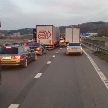 Masinė avarija ant Kleboniškio tilto paralyžiavo eismą: spūstis – milžiniška