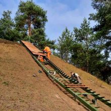 Pakaunė turistus pasitinka pokyčiais: į Lentainių piliakalnį bus galima pakilti naujais laiptais